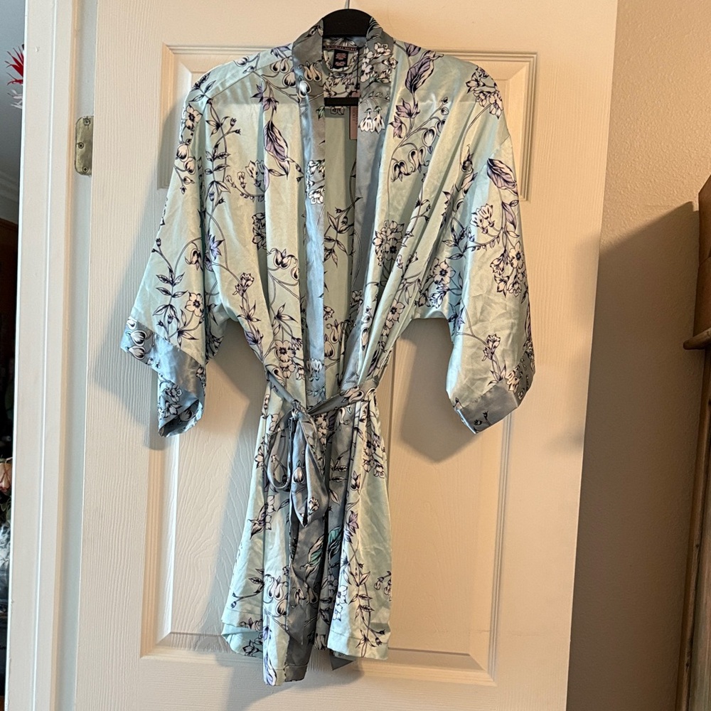 NWT Victoria’s Secret Floral Print Women's Kimono Robe